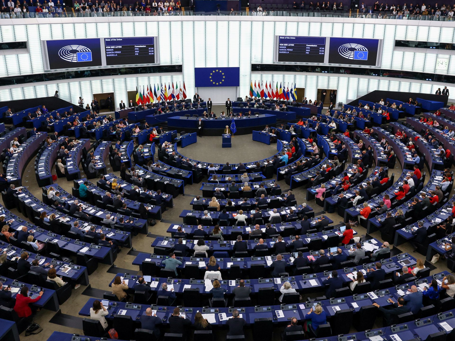 تهدف إلى ترحيل طالبي اللجوء إلى بلدان "آمنة".. البرلمان الأوروبي يصدّق على نصين لتشديد الهجرة