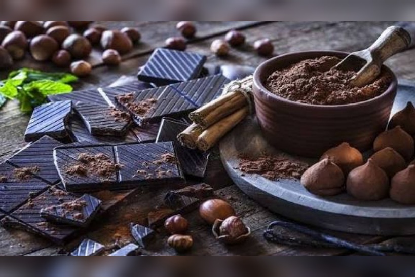 بينها الحليب والشوكولاتة الداكنة.. 9 أغذية تخفض هرمون التوتر ليلاً