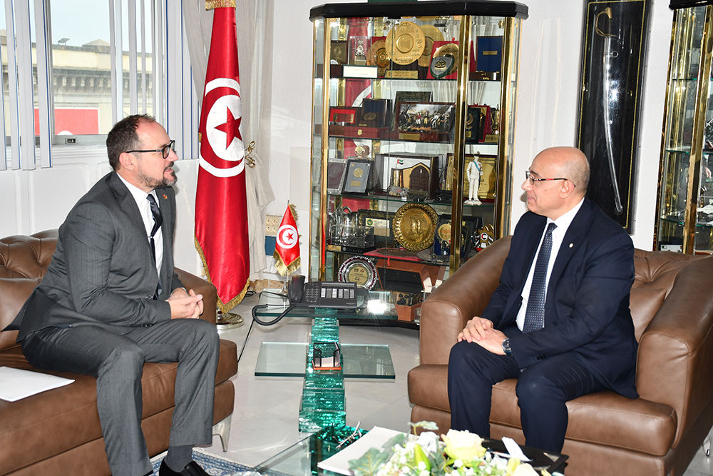 دعم التعاون العسكري ومشاريع التنمية محور لقاء وزير الدّفاع بسفير كندا الجديد