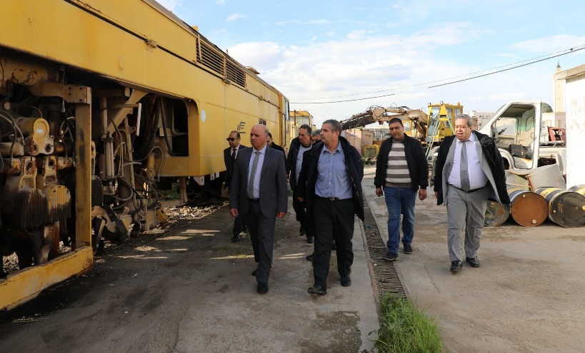 وزير النّقل يعاين وضعية معدّات شركة أشغال السكك الحديدية التونسية