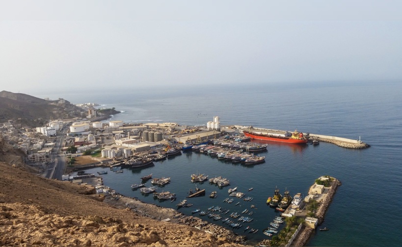  السعودية تعلن شنّ غارة محدودة على ميناء المكلا