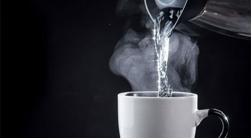 ماذا يحدث للجسم عند شرب الماء الساخن يوميا؟