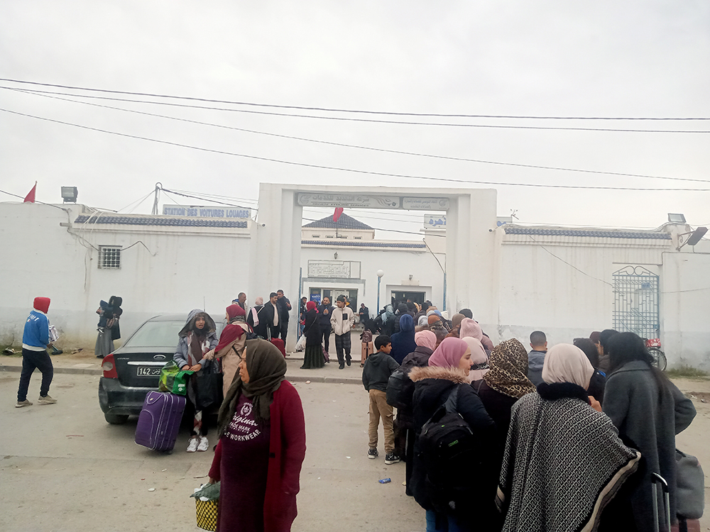 القيروان.. اكتظاظ بمحطة اللواجات مع عودة التلاميذ والطلبة