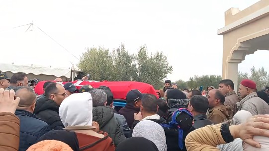  القصرين.. نقل شهيد المؤسسة الأمنية مروان القادري إلى مسقط رأسه بالرقاب