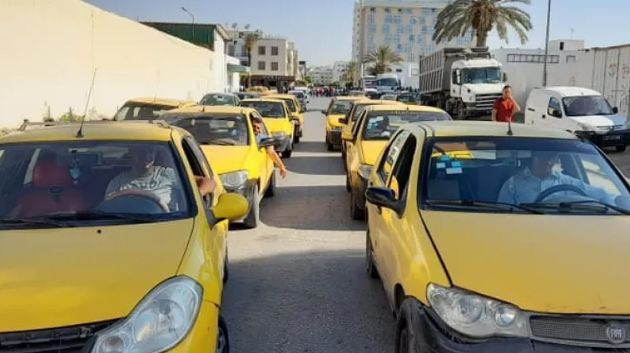 القصرين.. عدد من سواق التاكسي الفردي يتحوّلون إلى مقر وزارة النقل بالعاصمة 