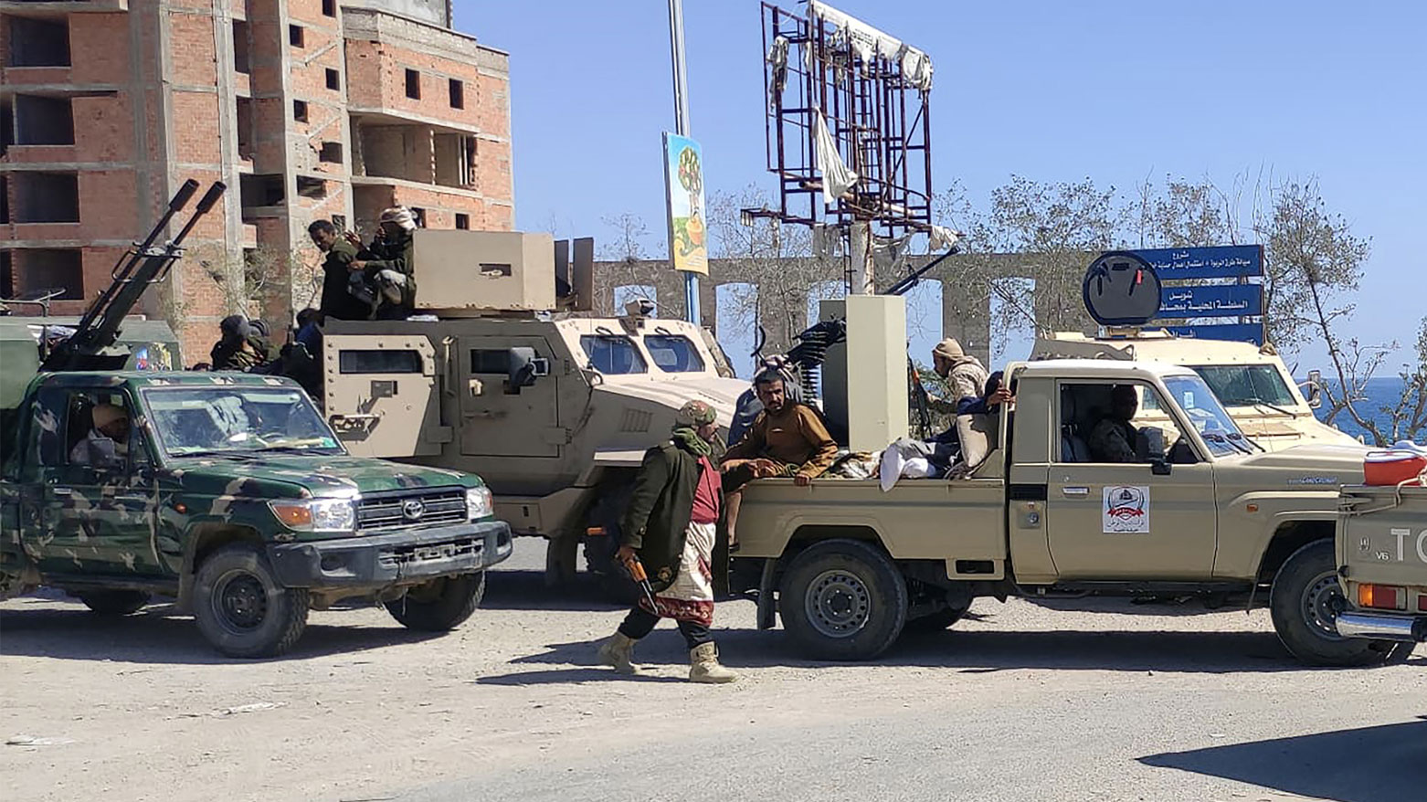 بعد إلغاء الرحلات الجوية بسبب النزاع.. أكثر من 400 سائح عالقون في جزيرة سقطرى اليمنية 