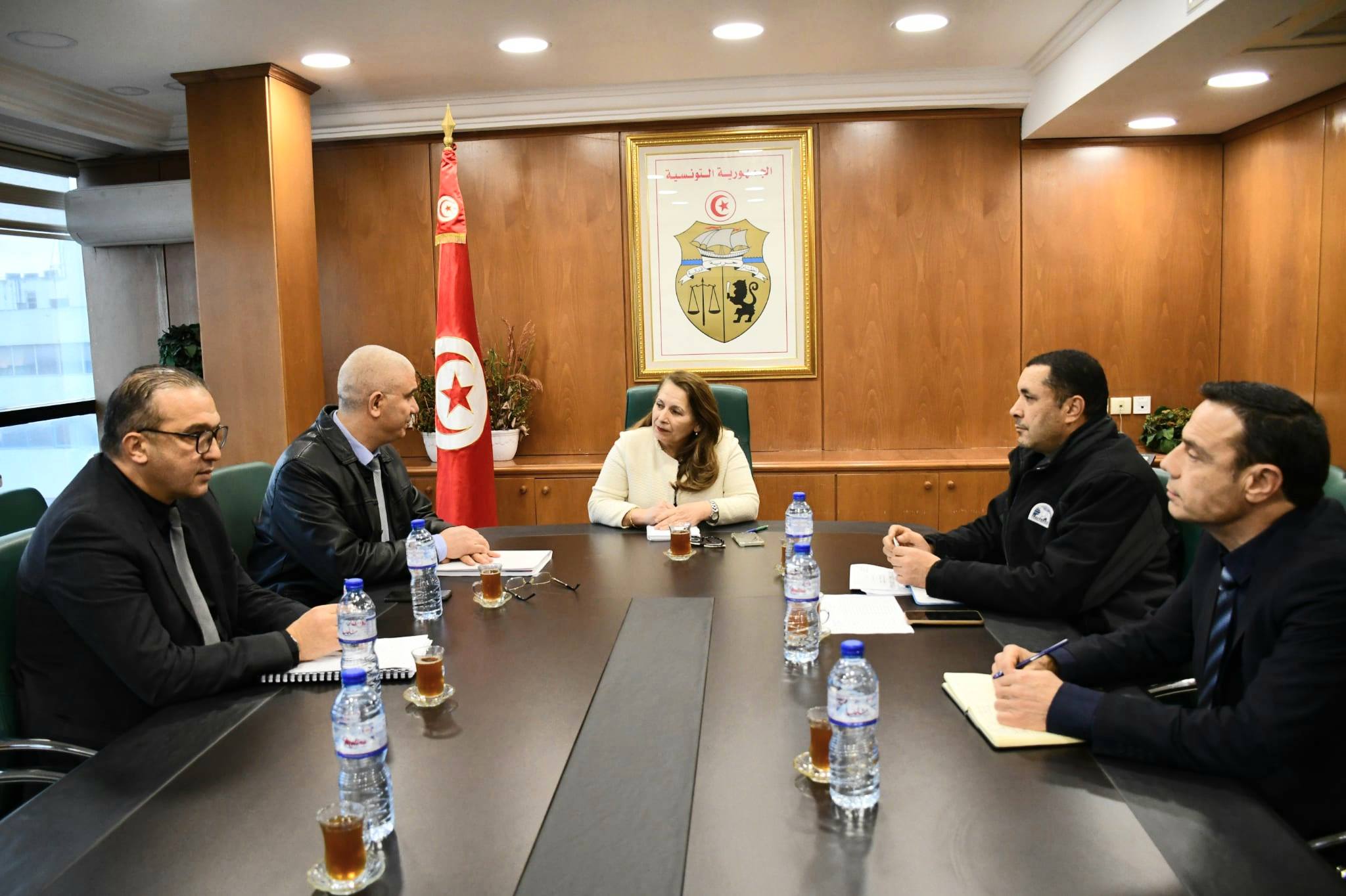 وزيرة الصناعة تتسلم التقرير السنوى الرقابي لمراقبة المصاريف العمومية لسنة 2024