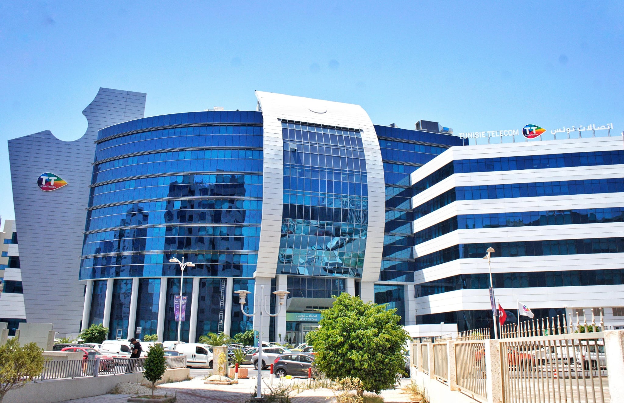 من البحر إلى البرّ.. اتصالات تونس تُعزز ربط تونس وطنيا ودوليا