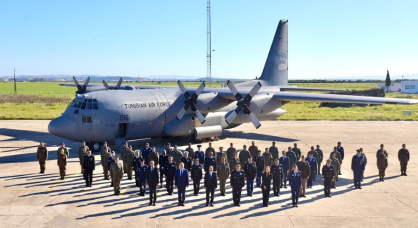 في إطار التعاون العسكري التونسي الأمريكي.. جيش الطيران يتسلم طائرة نقل عسكرية من نوع "C-130" 