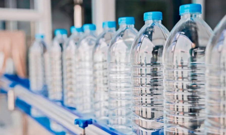 خلال التسعة أشهر الأولى من 2025.. حجم الاستهلاك الوطني للمياه المعلبة في تونس يبلغ 2,1 مليار لتر 