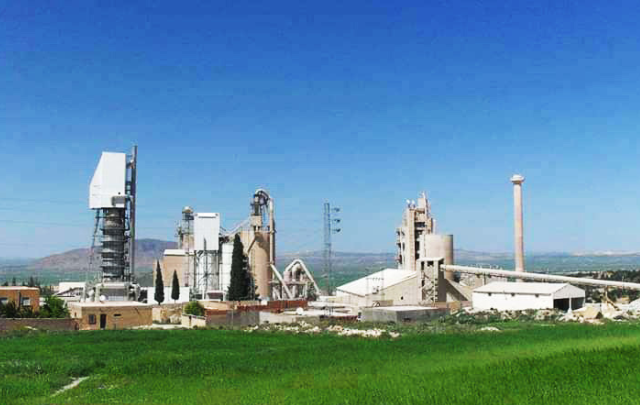 تدخل رئاسي لتوفير المساعدة لعمال مصنع الجير بتالة