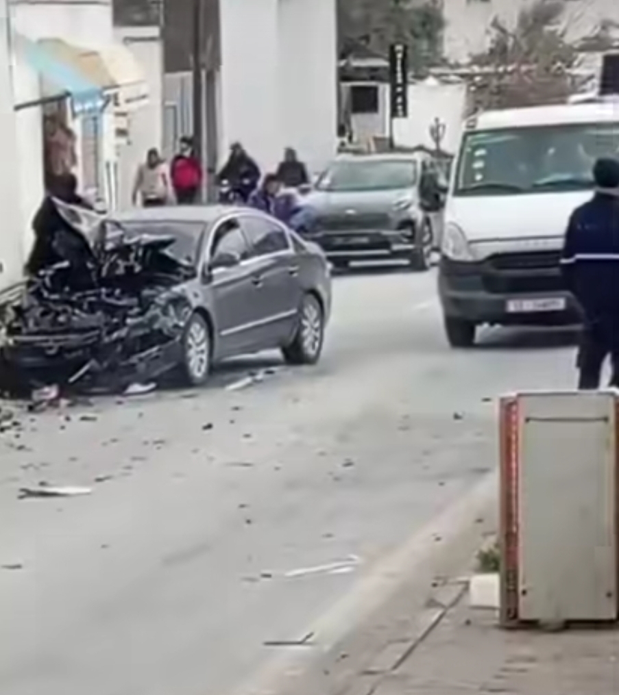 الحمامات.. اصطدام حافلة نقل سياحي بشاحنة وسيارتين 