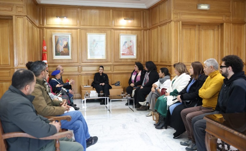  بعد التتويج في مهرجان المسرح العربي.. وزيرة الشؤون الثقافية تستقبل فريق مسرحية "الهاربات" 