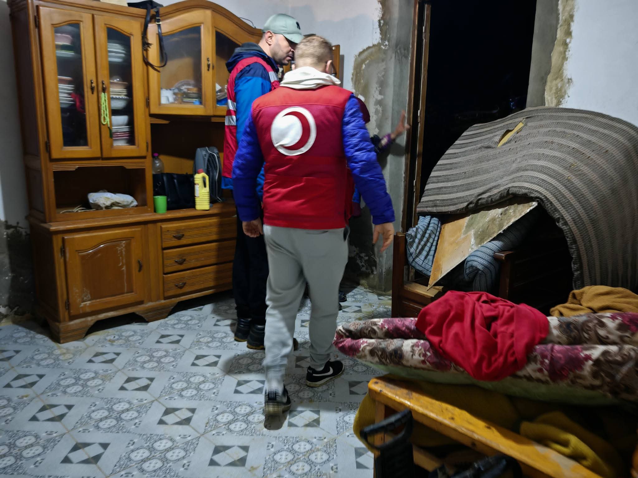 الهلال الاحمر  بقرمبالية يقدم مساعدات للعائلات المتضررة من الفيضانات 