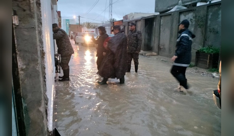بتعليمات من رئيس الجمهورية.. وحدات الجيش الوطني تتدخل لنجدة المواطنين وفتح الطرقات وشفط المياه
