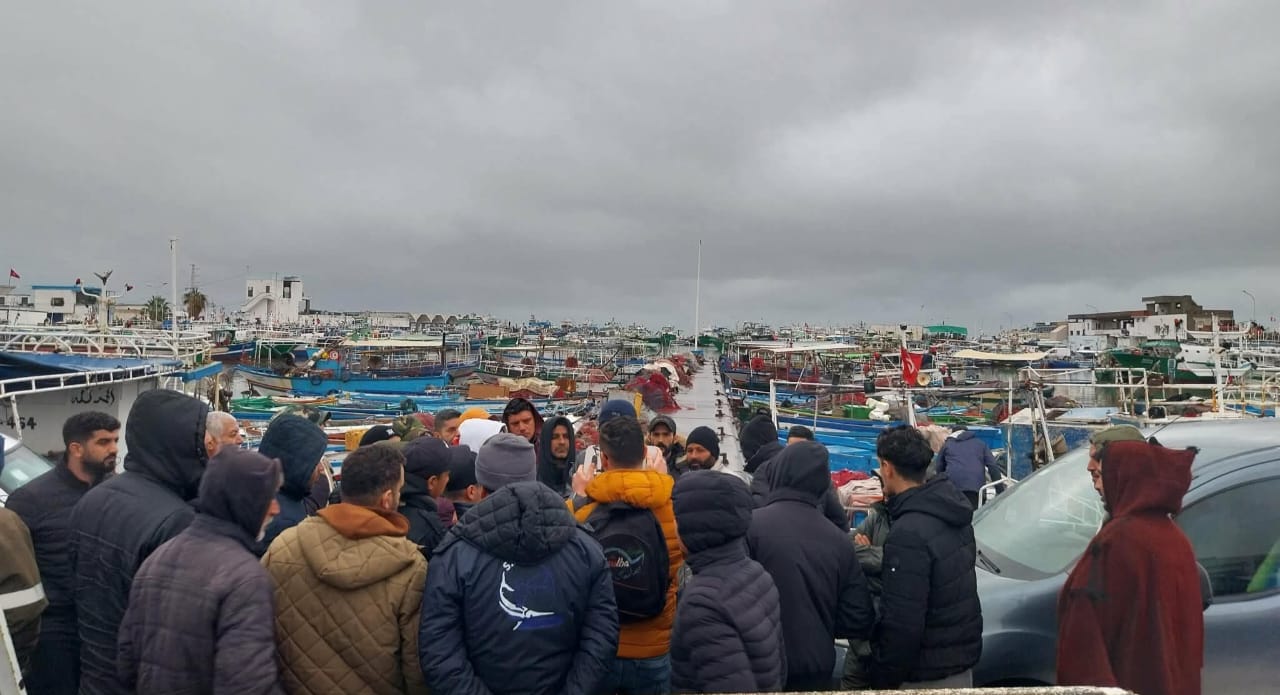 انقلاب مركب صيد بطبلبة وفقدان أربعة بحّارة.. بحّار يقدّم التّفاصيل 