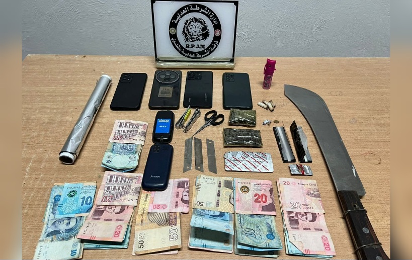  أم العرائس.. القبض على مروجي مخدرات وحجز سيف كبير الحجم