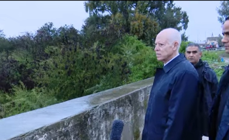 لدى زيارته عددا من الجهات المتضررة من الفيضانات..  رئيس الجمهورية يؤكد أن الأولوية المطلقة هي إنقاذ الأرواح