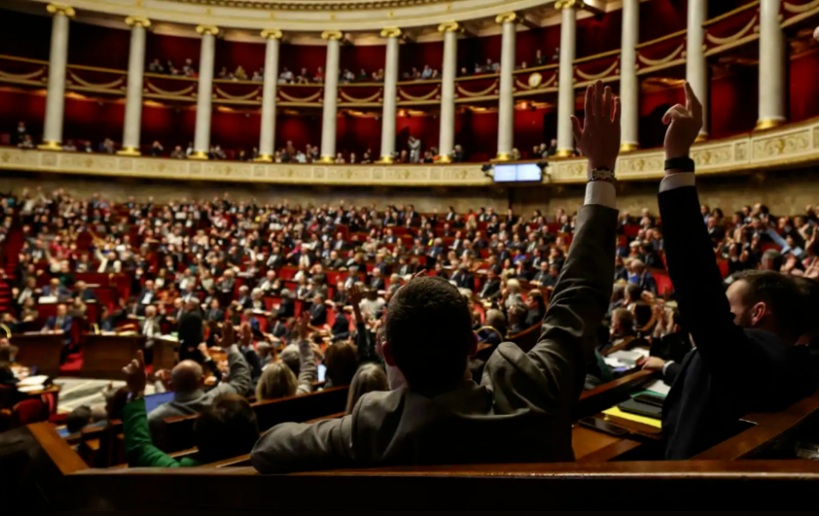 بفارق 19 صوتا.. الحكومة الفرنسية تنجو من تصويت سحب الثقة