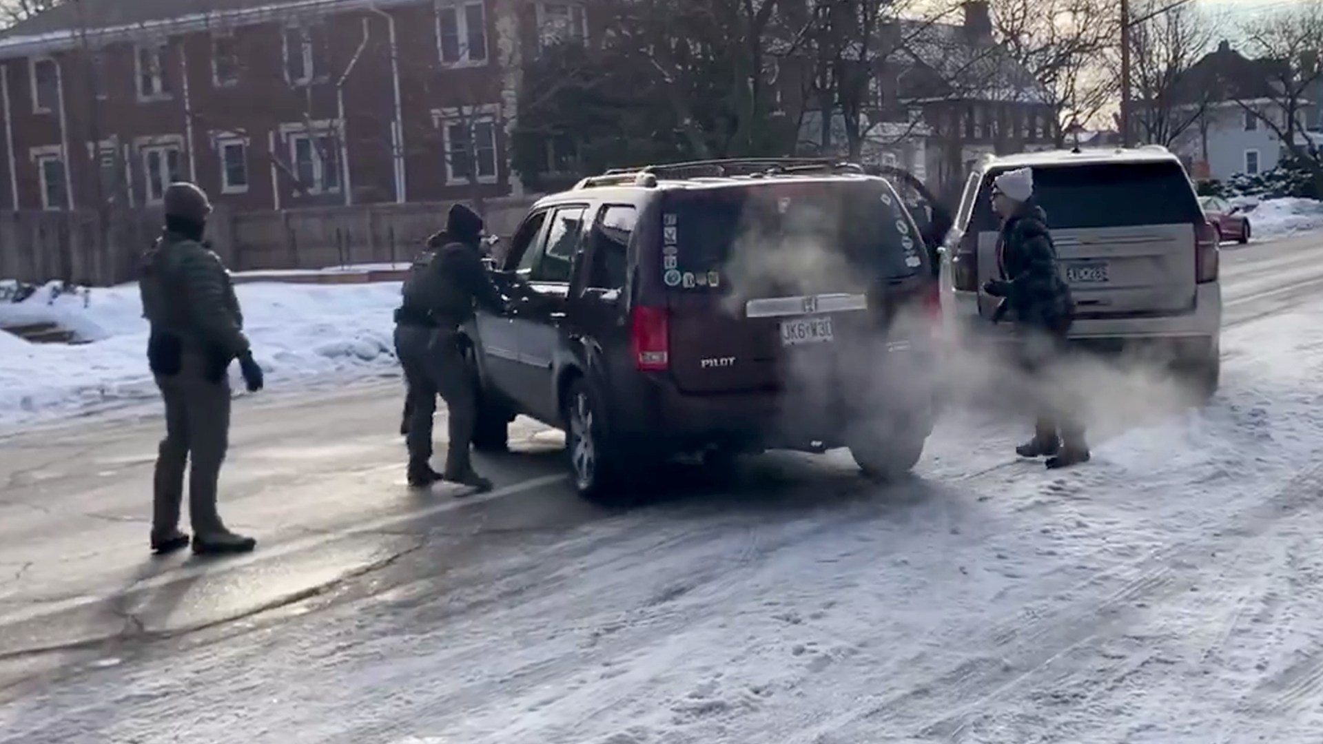 قوات الهجرة تقتل مدنيا في مينيابوليس.. وترامب يتهم مسؤولي الولاية بـ"التحريض على التمرد"