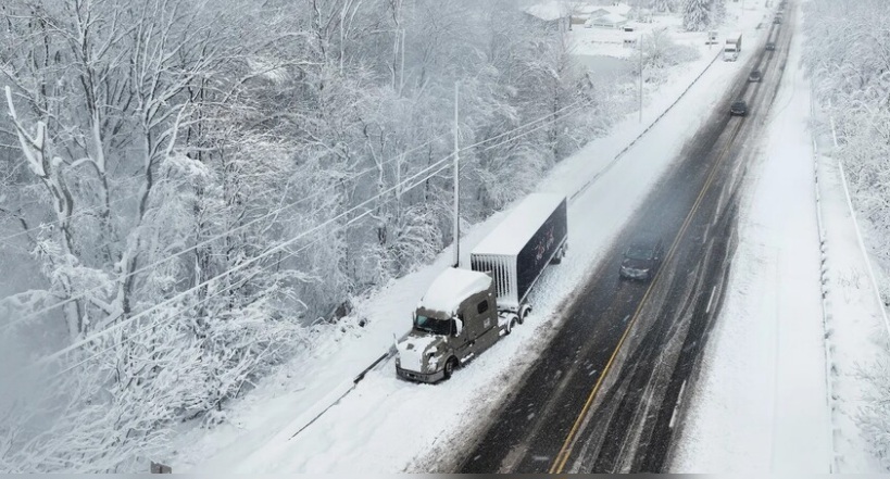 عاصفة ثلجية تعلن طوارئ في 18 ولاية أمريكية وتلغي آلاف الرحلات