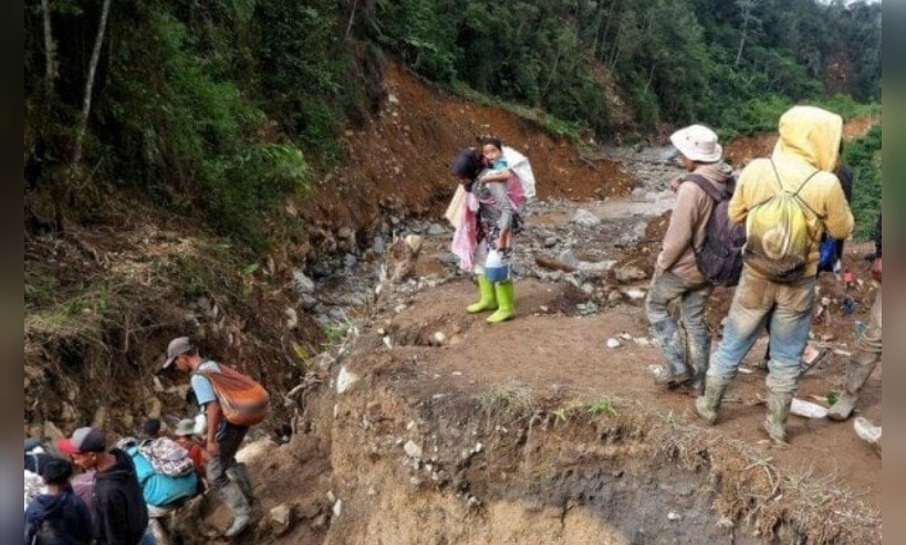 مقتل 7 أشخاص وفقدان 82 آخرين جراء انهيار أرضي في إندونيسيا 
