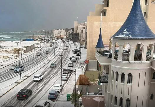 الثلوج تغطي أحياء في طرابلس