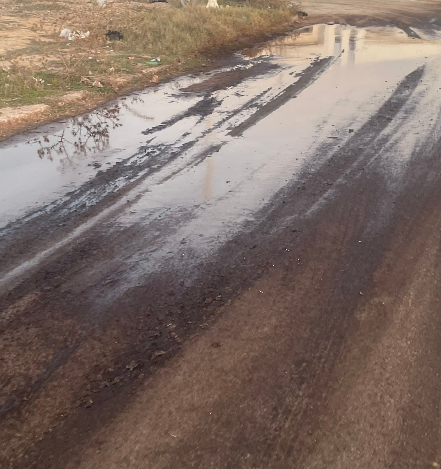 الوسلاتية.. حجز شاحنة تسكب “المرجين" عشوائيا بالطريق الجهوية