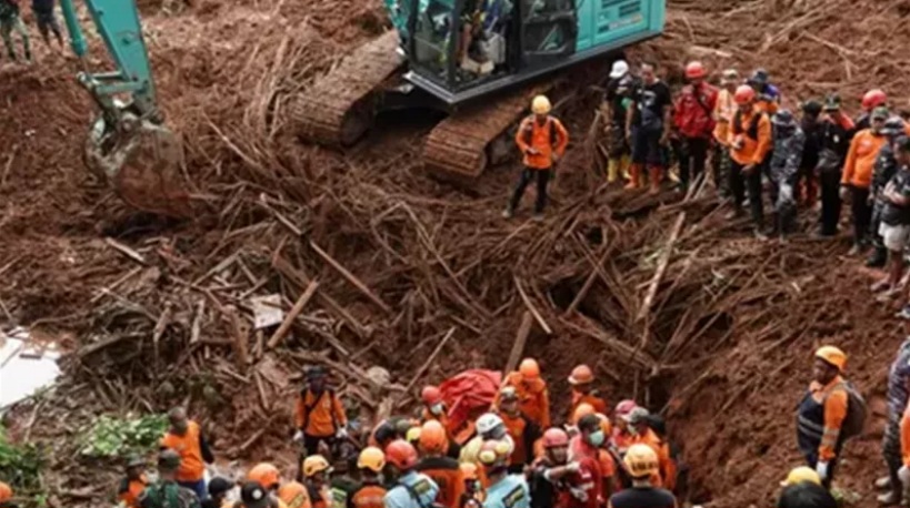 مقتل 23 جنديا جراء انهيارات أرضية في إندونيسيا