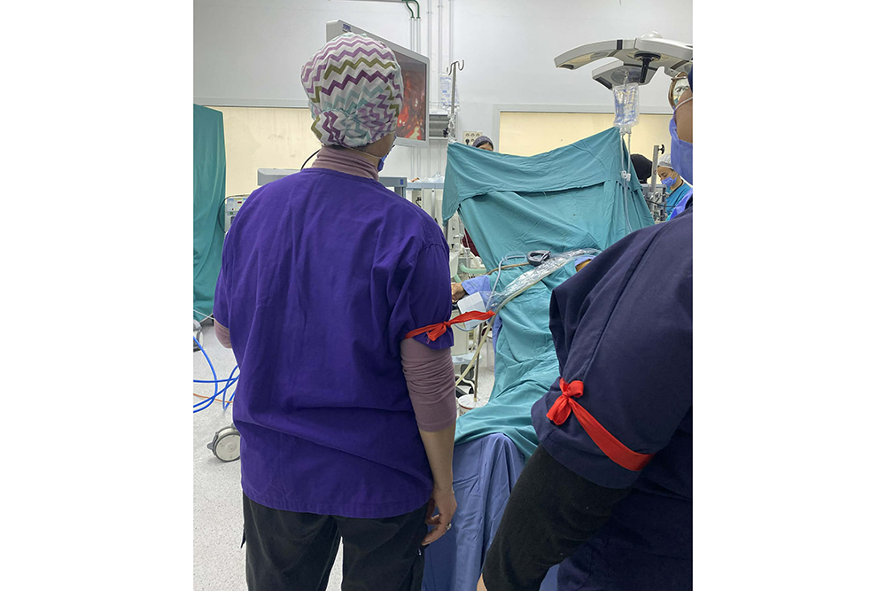 أعوان مستشفى الحبيب بورڨيبة يحملون الشارة الحمراء 