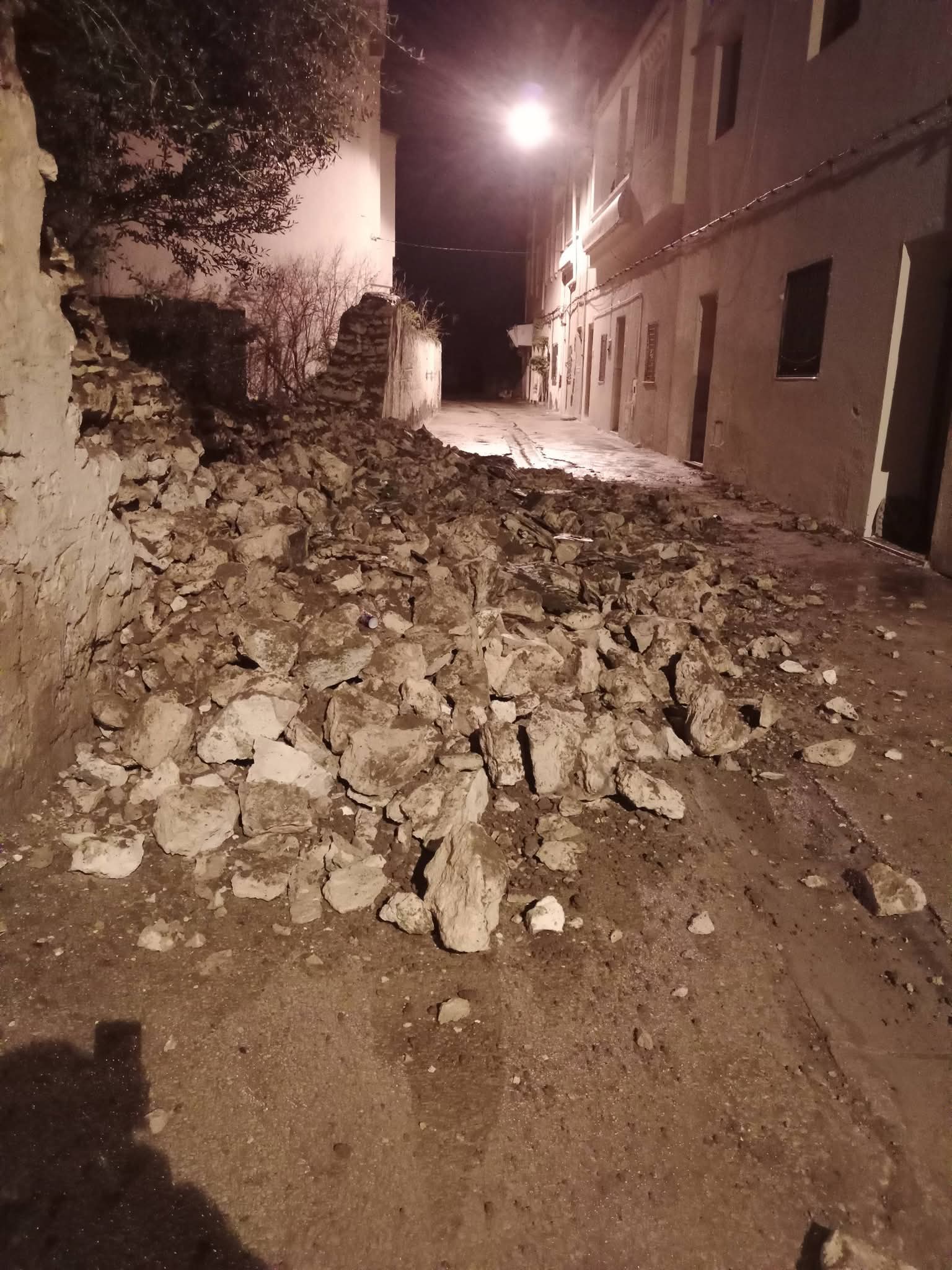 قربة.. انهيار جدار ببناية مهجورة 