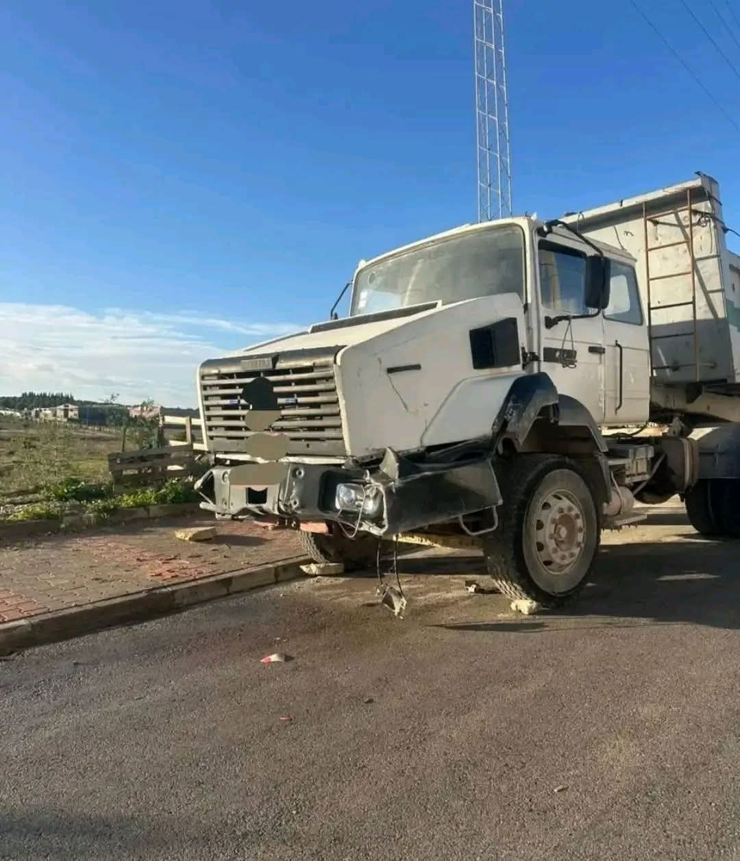 بوعرقوب.. اصطدام شاحنة بسور مدرسة وعدد من المحلات