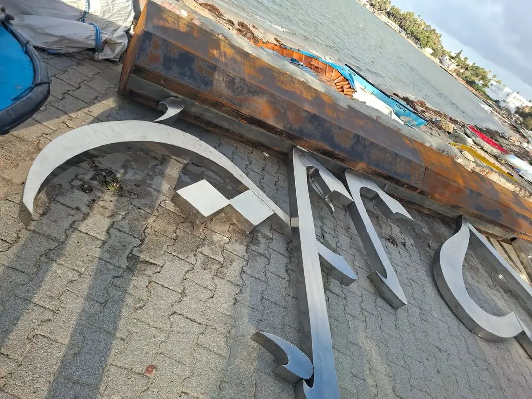 سقوط مجسّم "أنا أحب الحمامات " بسبب الرياح القوية 