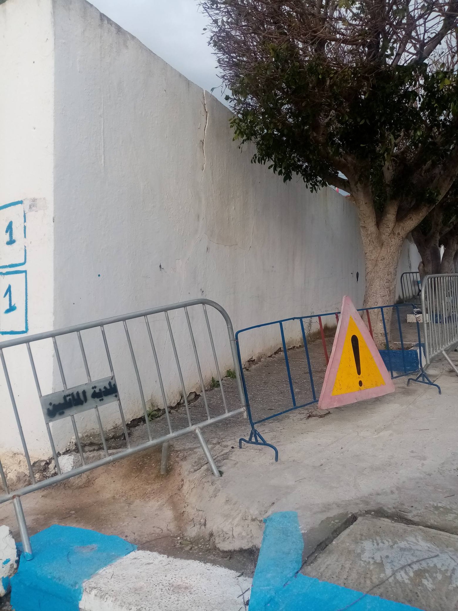 راس الجبل.. مطالبة بهدم سور  مستوصف الماتلين