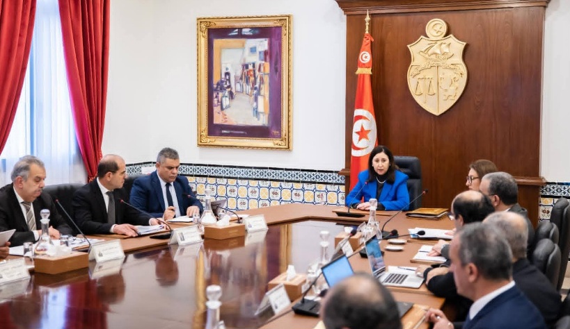 لجنة المشاريع الكبرى تنظر في تقدم انجاز مشروعي إعادة بناء الملعب الأولمبي بالمنزه والمدينة الرقمية بالنحلي 