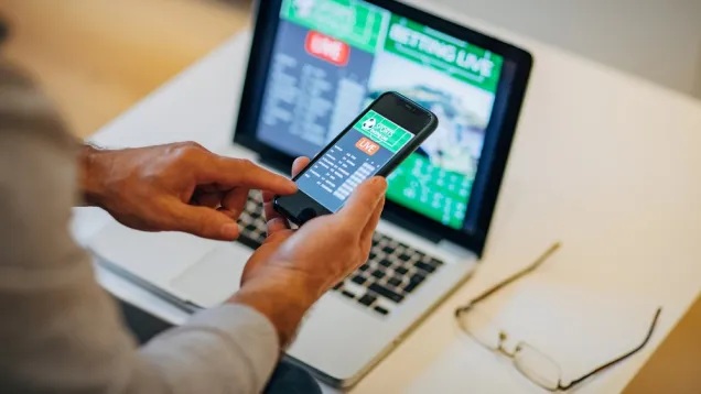 الكسب السريع حوّله إلى «إدمان صامت»..   الرهان الإلكتروني العشوائي وغير المنظّم.. مشكلة تبحث عن حلّ!