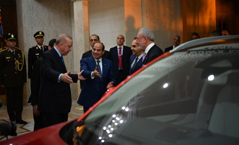 أردوغان يهدي السيسي سيارة كهربائية ويصحبه في أول رحلة
