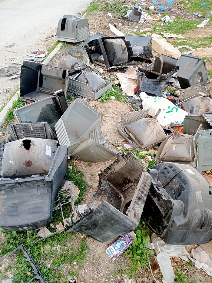 القيروان.. نفايات إلكترونية مهملة بحي سيدي العيوني تنذر بخطر بيئي صامت