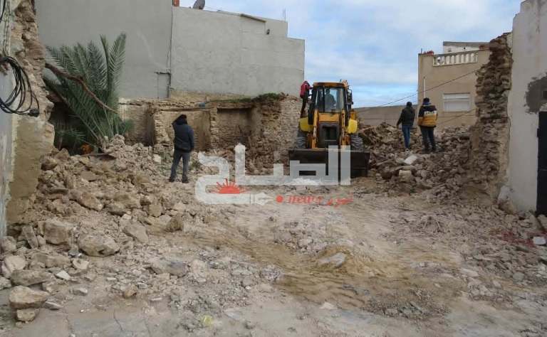 بلدية القلعة الكبرى تنفّذ قرار هدم بناية متداعية للسقوط