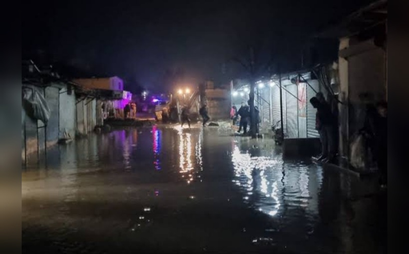 سوريا.. إنقاذ طفل بعد وفاة شقيقيه جرّاء السيول في اللاذقية