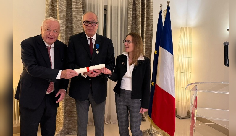 الهاشمي الوزير يتحصل على وسام الاستحقاق الوطني الفرنسي