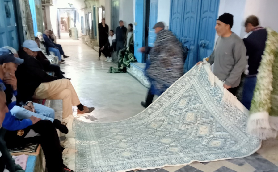 سوق الزربية بالقيروان.. بين صمت الدلالة وصرخة الحرفيات: حرفة عريقة لا تأبه الاندثار 