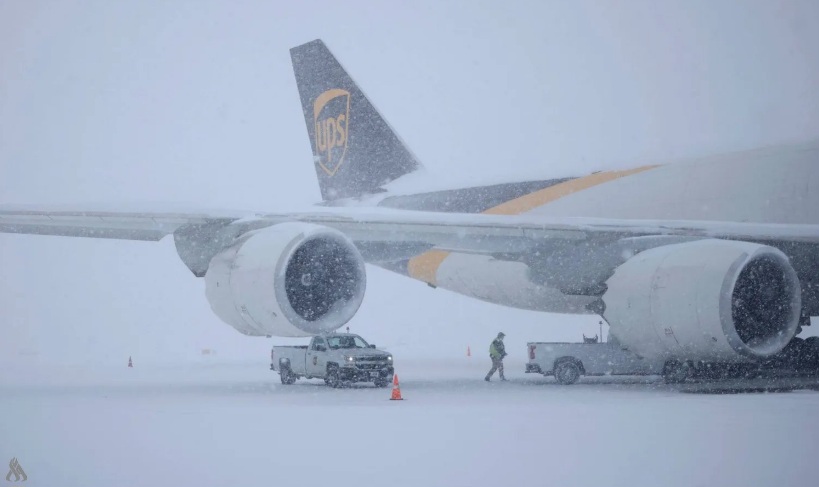 بسبب عاصفة ثلجية.. اضطرابات كبيرة في حركة الطيران وإلغاء أكثر من 2500 رحلة جوية في نيويورك 