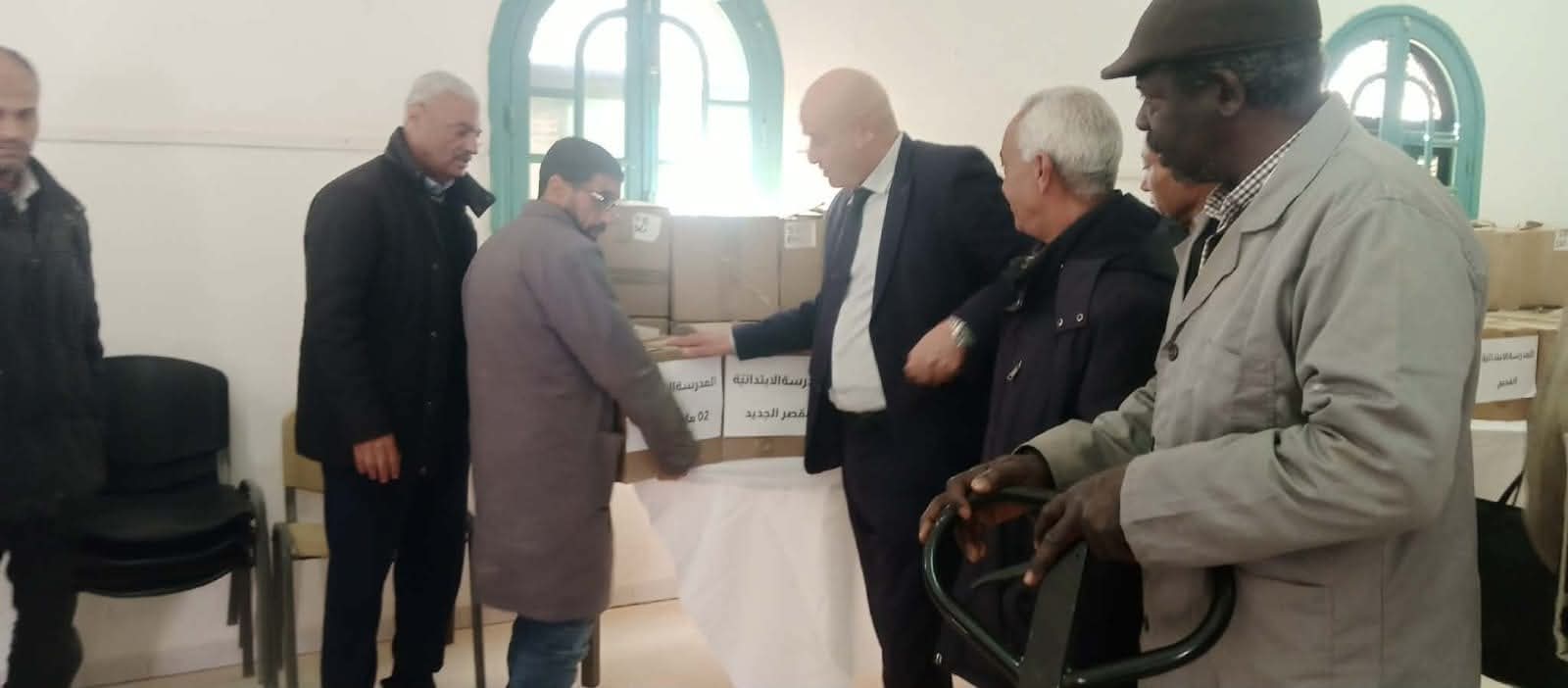   مندوبية التربية بمدنين تتسلم هبة من 30 الف نسخة من الكتب من مواطن مقيم بالخارج 