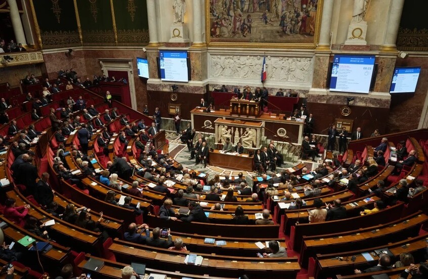 الحكومة الفرنسية تنجو من أول اقتراعين على حجب الثقة بسبب قانون الطاقة