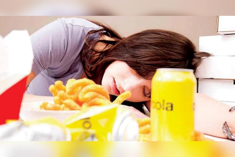 ما سبب النعاس بعد تناول الطعام؟