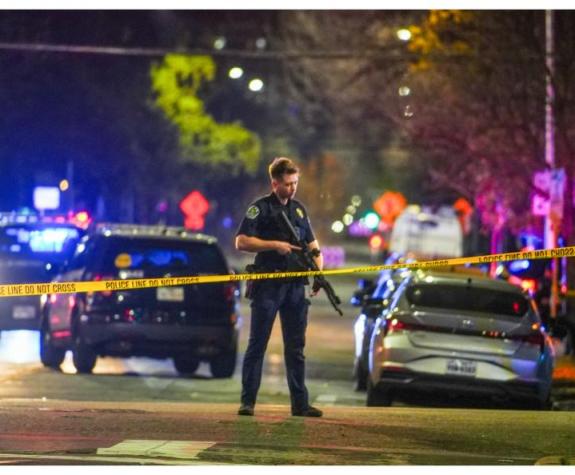 مسلح يرتدي قميصا يحمل علم إيران يقتل شخصين ويصيب 14 في تكساس بأمريكا