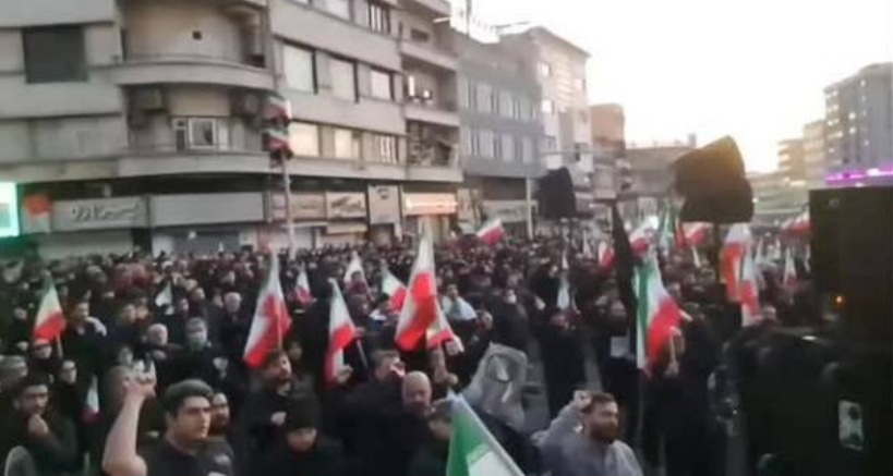 مئات آلاف الإيرانيين يحتشدون وسط طهران مطالبين بالثأر لخامنئي