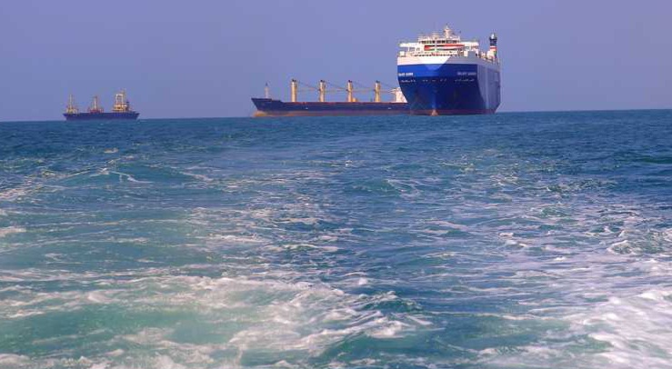 بيانات: مئات الناقلات والسفن تتوقف في الخليج مع تصاعد الحرب