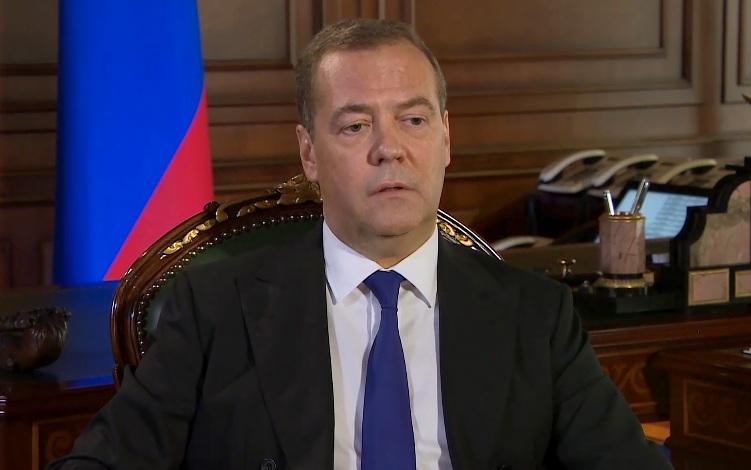 مدفيديف: الحرب العالمية الثالثة قد تبدأ في أي لحظة إذا واصل ترامب سياسته "المجنونة"